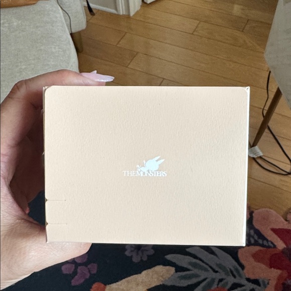 Pop Mart Labubu 'Have A Seat' Figure ZIZI - Picture 7 of 8